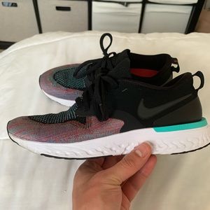WOMANS NIKE ODYSSEY REACT FLYKNIT SIZE 8